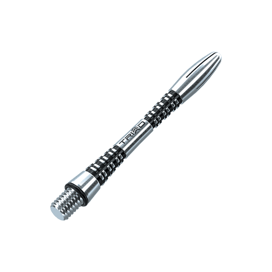 7013-401_Winmau_Triad_Aluminium_Shafts_Schwarz_41mm_2 Das Bild zeigt einen Winmau Triad Aluminium Schaft in Schwarz. Der Schaft hat ein modernes, geriffeltes Design und ist aus Metall gefertigt.