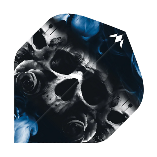 Das Bild zeigt einen Dartflight mit einem auffälligen Totenkopf- und Rosenmotiv vor einem blauen Rauchhintergrund. In der oberen rechten Ecke befindet sich ein kleines, weißes Symbol.