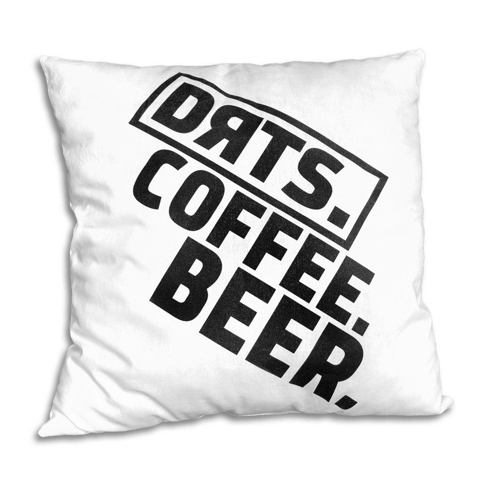 DRTS_K2_DRTS_Kissen_Weiss_1 Das Bild zeigt ein weißes Kissen mit schwarzem Aufdruck. Auf dem Kissen steht: "DRTS. COFFEE. BEER."