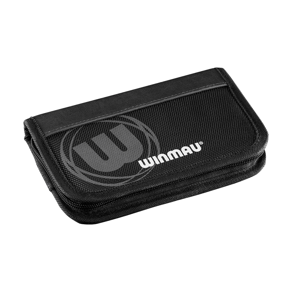 8324_Winmau_Urban-Slim_Dartcase_Schwarz_0 Das Bild zeigt ein schwarzes Winmau Urban Slim Dartcase. Das Etui ist rechteckig und hat das Winmau-Logo auf der Vorderseite.