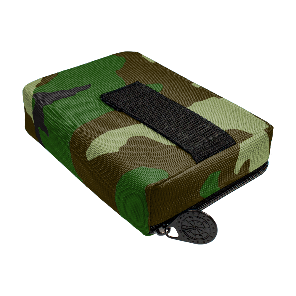 716_McDart_Tasche_Klein_Camo_3 Die Abbildung zeigt eine kleine Tasche im Camouflage-Design. Sie hat einen schwarzen Reißverschluss und einen schwarzen Stoffstreifen auf der Oberseite.